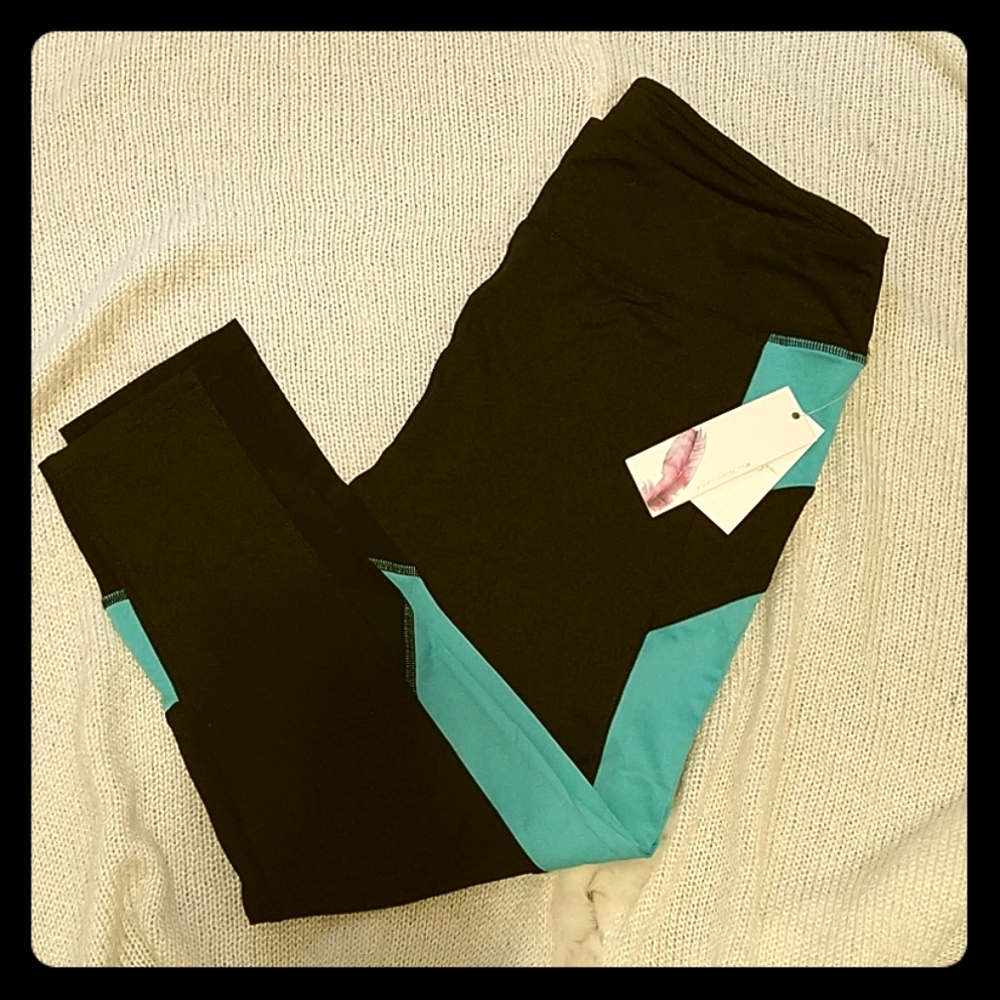 *Jessica Simpson* Active Capri Leggings